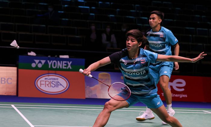 Pasangan ganda campuran Thailand, Dechapol Puavaranukroh/Sapsiree Taerattanachai, saat menjalani pertandingan melawan wakil China, Wang Yi Lyu/Huang Dong Ping, pada laga terakhir penyisihan Grup A Sudirman Cup 2021 di Energia Areena, Vantaa, Finlandia, Rabu (29/9/2021).