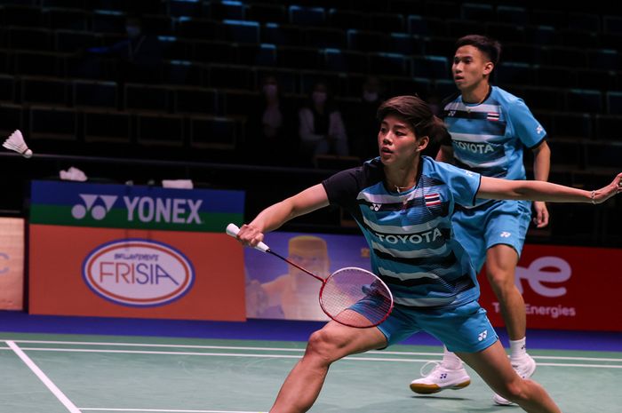 Pasangan ganda campuran Thailand, Dechapol Puavaranukroh/Sapsiree Taerattanachai, saat menjalani pertandingan melawan wakil China, Wang Yi Lyu/Huang Dong Ping, pada laga terakhir penyisihan Grup A Sudirman Cup 2021 di Energia Areena, Vantaa, Finlandia, Rabu (29/9/2021).