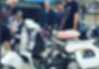 Cadas, Vespa Tua Mesin Dua Silinder Bikin Melongo