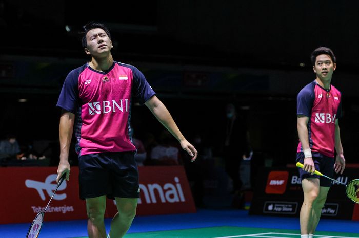 Raut kekecewaan pasangan ganda putra Indonesia, Marcus Fernaldi Gideon/Kevin Sanjaya Sukamuljo usai dikalahkan wakil Inggris, Ben Lane/Sean Vendy, pada babak 16 besar Kejuaraan Dunia 2022 di Tokyo Metropolitan Gymnasium, Jepang, Kamis 25 Agustus 2022