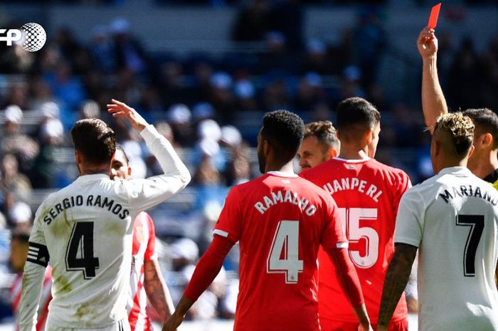 Kapten Real Madrid, Sergio Ramos (kiri), menerima kartu merah dalam laga Liga Spanyol melawan Girona di Stadion Santiago Bernabeu, Minggu (17/2/2019).