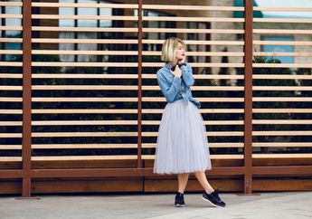 5 Tips Memilih dan Memadukan Rok Midi, Bisa Kamu Tiru Buat Inspirasi Outfit Fashion Harianmun Lho!