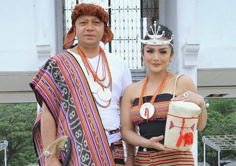 Biasa Tampil Glamour Membahana Badai, KD Tetiba Tak Gengsi Nyangkul di Pinggir Bantaran Kali, Aksi Istri Raul Lemos Ternyata Dilakukan Demi Hal Mulia Ini