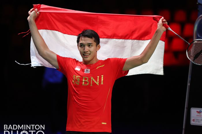 Jonatan Christie saat merayakan kemenangan atas Li Shi Feng di partai final Thomas Cup 2020, Minggu (17/10/2021). Hasil tersebut membuat Indonesia mengalahkan China 3-0 dan menjadi juara Thomas Cup 2020.