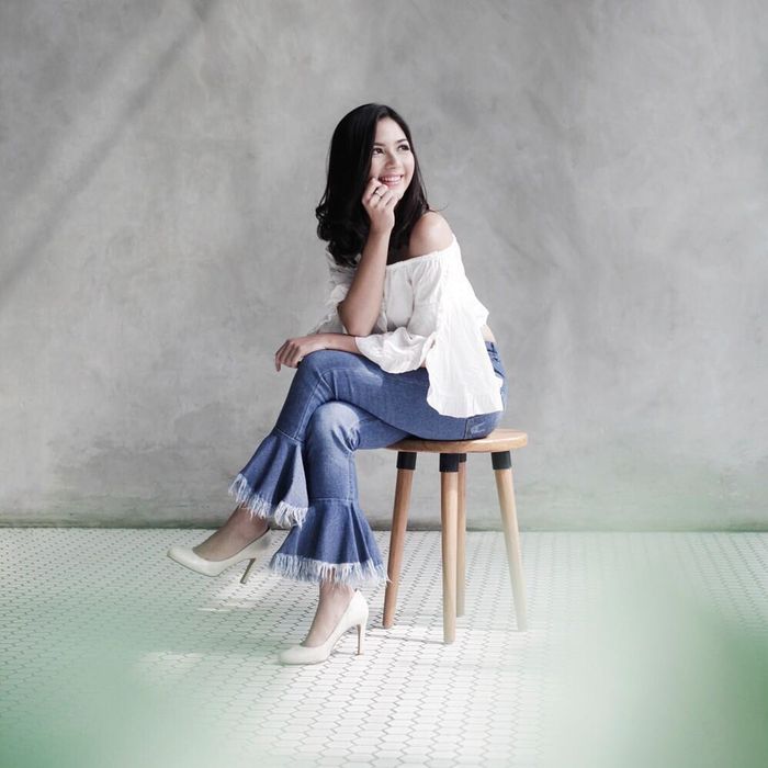 Inspirasi gaya modis saat liburan akhir tahun dengan flared jeans ala Jessica Mila