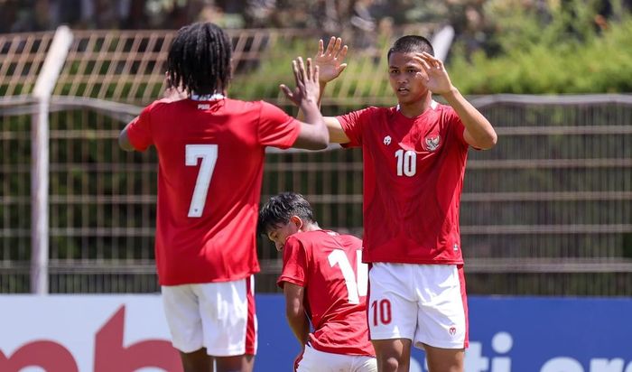 Ronaldo Kwateh dan Hokky Caraka dalam laga timnas Indonesia U-19 vs Ghana di Turnamen Toulon (2/6/2022). 