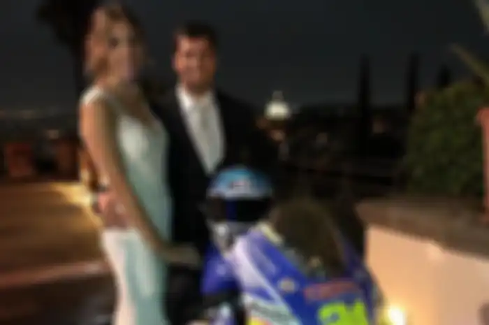 Simone Corsi bersama pengantinnya diatas motor balap