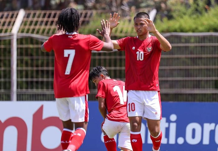 Ronaldo Kwateh dan Hokky Caraka dalam laga timnas Indonesia U-19 vs Ghana di Turnamen Toulon (2/6/2022). 