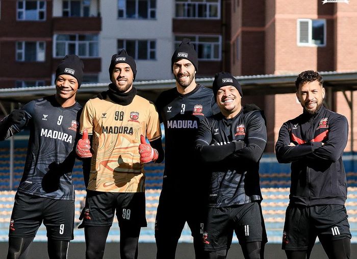 Pemain Madura United berfoto bersama saat menghadiri sesi official training jelang melawan Sp Falcon, Sabtu (26/10/2024).