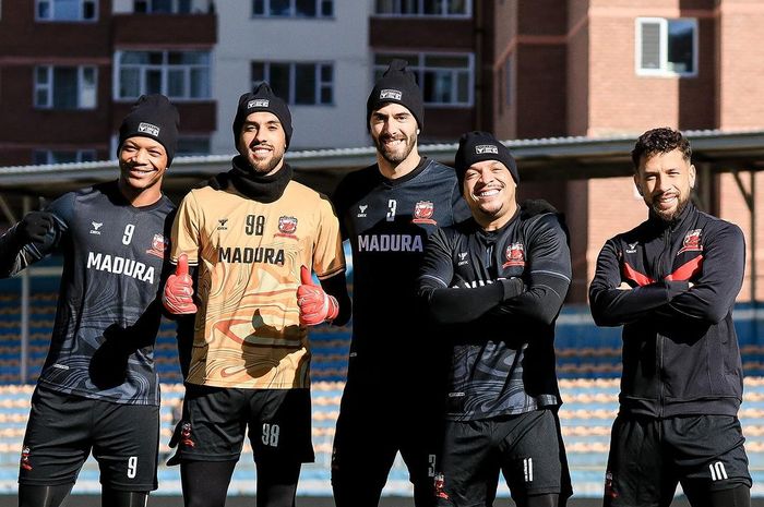 Pemain Madura United berfoto bersama saat menghadiri sesi official training jelang melawan Sp Falcon, Sabtu (26/10/2024).