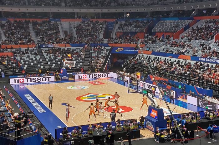 Suasana pertandingan FIBA World Cup 2023 antara Spanyol melawan Pantai Gading di Indonesia Arena, Senayan, Jakarta, Sabtu (26/8/2023).