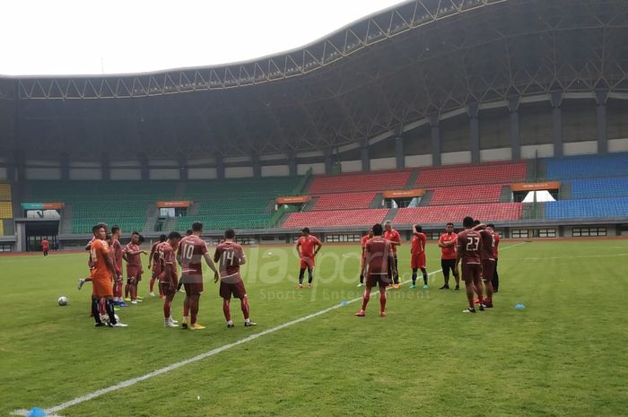 Skuat Persija Jakarta pada official training di Stadion Patriot Chandrabhaga, Kota Bekasi, Rabu (20/2/2019).