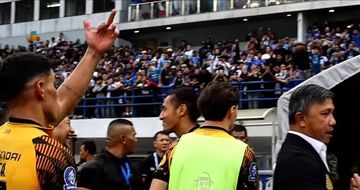 Pemain Persija Jakarta, Van Basty Sousa mengacungkan gestur jari tengah kepada suporter Persib Bandung di Stadion Gelora Bandung Lautan Api, Minggu (11/1/2026).