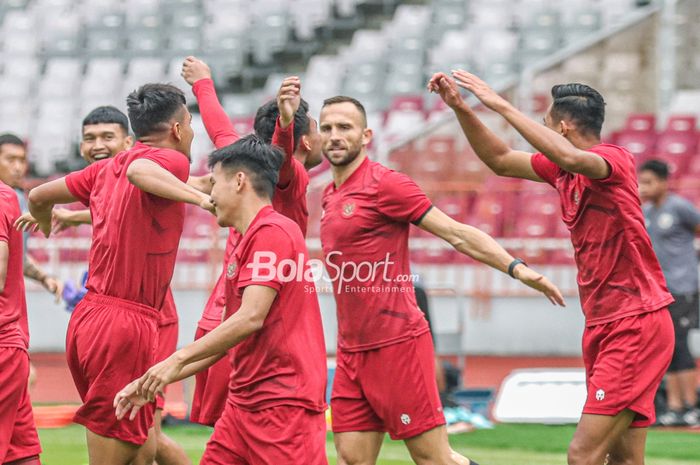 Striker naturalisasi timnas Indonesia, Ilija Spasojevic (tengah), sedang melakukan pemanasan dalam sesi latihan di Stadion Gelora Bung Karno, Senayan, Jakarta, 28 Desember 2022.