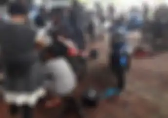 Jadi Montir Dadakan, Dulang Rezeki Saat Banjir. Seperti Orang Ini Nih..