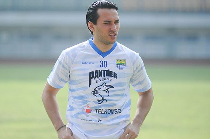 Penyerang Persib Bandung, Ezra Walian, dalam sesi latihan tim yang berlangsung di Stadion Gelora Bandung Lautan Api (GBLA), Kamis (18/03/2021).  