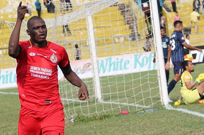 Striker Semen Padang, Karl Max Berthelemy.