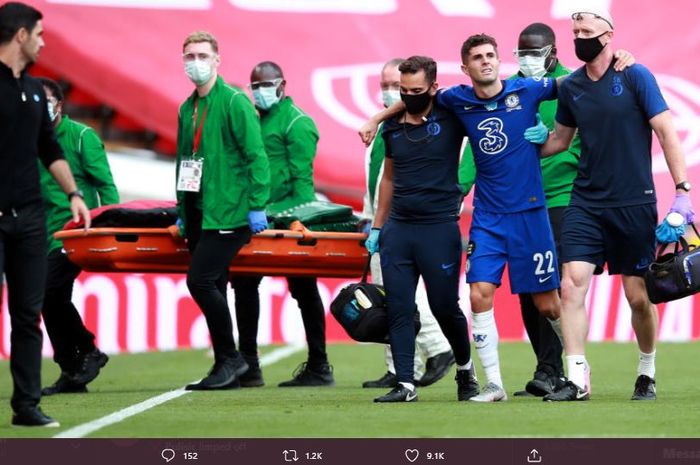 Christian Pulisic dibopong keluar lapangan dalam laga final Piala FA antara Chelsea dan Arsenal.