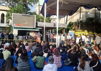 Antusiasme Umat Katolik Hadiri Misa Arwah Paus Fransiskus, Lesehan di Halaman Gereja Katedral