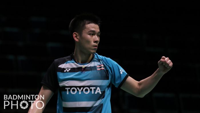 Pebulu tangkis tunggal putra Thailand, Kunlavut Vitidsarn, bereaksi saat meraih poin atas sang lawan, Shi Yu Qi (China), pada pertandingan terakhir penyisihan Grup A Sudirman Cup 2021 di Energia Areena, Vantaa, Finlandia, Rabu (29/9/2021).