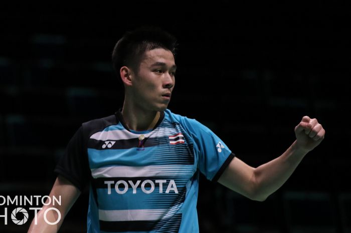 Pebulu tangkis tunggal putra Thailand, Kunlavut Vitidsarn, bereaksi saat meraih poin atas sang lawan, Shi Yu Qi (China), pada pertandingan terakhir penyisihan Grup A Sudirman Cup 2021 di Energia Areena, Vantaa, Finlandia, Rabu (29/9/2021).