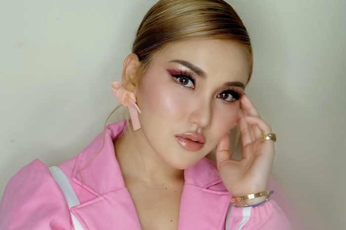 Ayu Ting Ting dalam balutan busana dan riasan serba pink