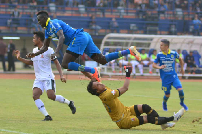 Laga Persib Bandung vs Madura United yang berakhir dengan skor 1-1  di Stadion Si jalak Harupat, Kabupaten Bandung pada Minggu (23/6/2019).