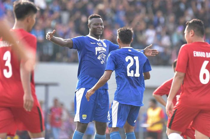 Striker Persib Bandung, Ezechiel Ndouassel, merayakan gol yang dicetak ke gawang Ewako Batam pada laga uji coba.di Stadion Citra Mas, Batam, Minggu (31/3/2019).