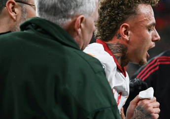 Kronologi Cedera Horor Noa Lang di Anfield, Jari Tangan Terjepit Papan Iklan