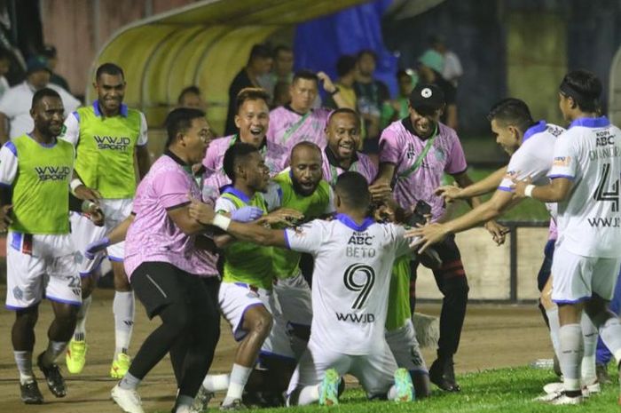 Selebrasi skuad PSBS Biak pada laga final Liga 2 2023/2023 leg II kontra Semen Padang FC di Stadion H. Agus Salim, Padang, Sabtu (9/3/2024).