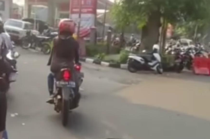 Viral Video Pemotor Lolos Penyekatan PPKM Darurat Dengan Lewati SPBU, Polisi Kasih Tahu Alasan Bisa Lewat