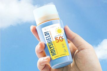 Review Sunscreen SOMETHINC Holyshield Comfort Corrector Serum SPF 50, Wajah Lebih Cerah!