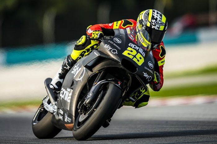 Pembalap Aprilia, Andrea Iannone, ketika menjalani uji coba di Sirkuit Sepang, Malaysia.