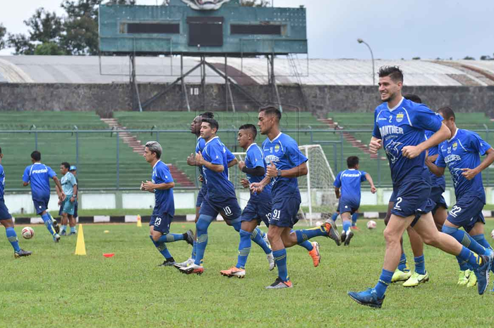 Para pemain Persib Bandung menggelar latihan sehari setelah laga melawan Persela Lamongan di Stadion Siliwangi, Kota Bandung, Senin (2/3/2020).