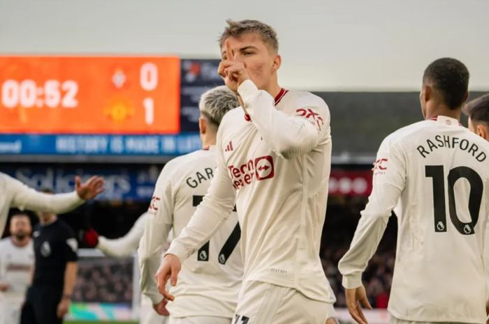 Rasmus Hojlund merayakan gol untuk Manchester United ke gawang Luton Town pada matchweek 25 Liga Inggris 2023-2024 di Stadion Kennilworth Road, Minggu (18/2/2024).