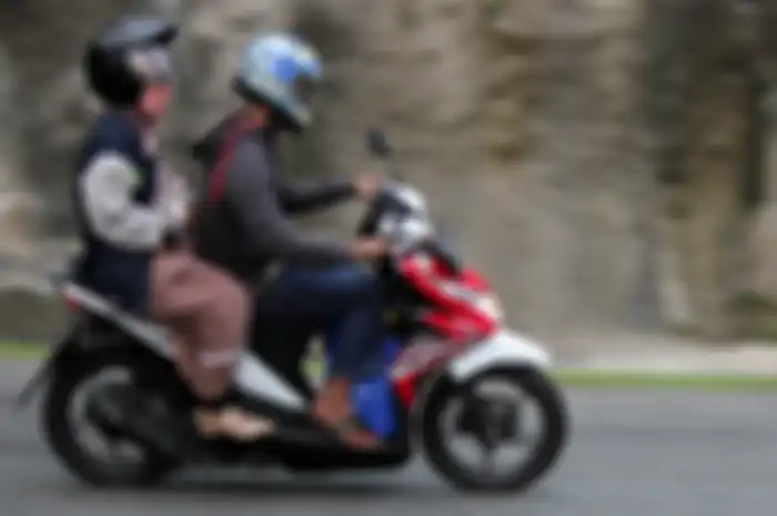 Riding harus dengan helm yang proper agar aman dan mata tidak iritasi. 