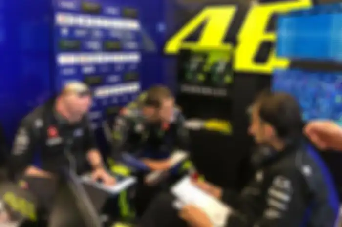 Silvano Galbusera (kiri) crew chief Valentino Rossi yakin bila bisa kasih setting motor bagus mampu raih titel juara dunia ke-10