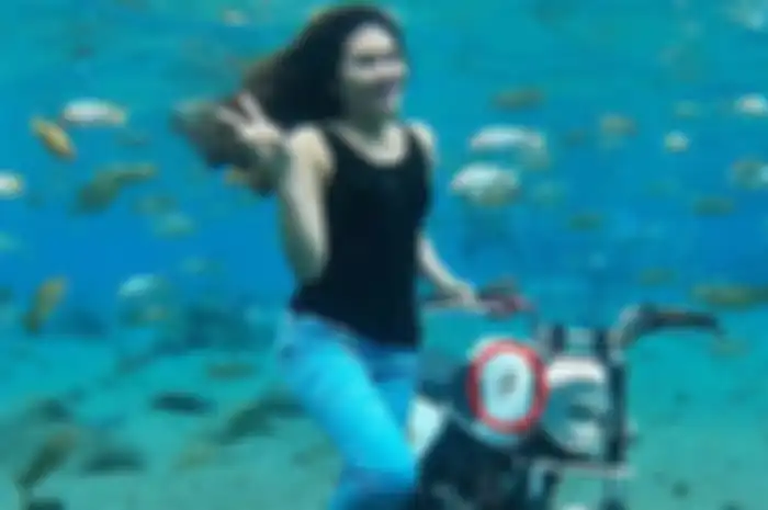 Via Vallen berpose dengan motor custom di dalam air
