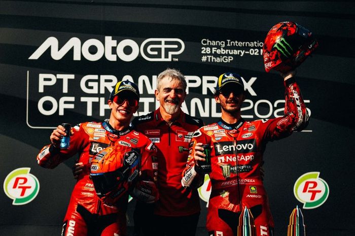 General Manager Ducati, Luigi Dall'Igna (tengah) bersama Marc Marquez dan Francesco Bagnaia berpose di podium setelah balapan MotoGP Thailand 2025.