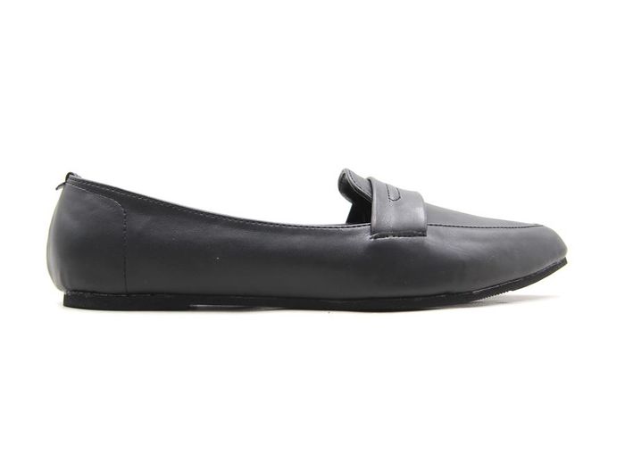 Rekomendasi flatshoes hitam murah dari brand lokal Yongki Komaladi.