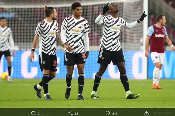 Paul Pogba (kanan) merayakan golnya dalam laga West Ham United vs Manchester United, 5 Desember 2020.