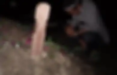 Innalillahi Wa Inna Ilaihi Rojiun, Foto Ustaz Abdul Somad Bersimpuh di Atas Makam yang Masih Basah Viral, Ustaz Pantun Kirim Doa