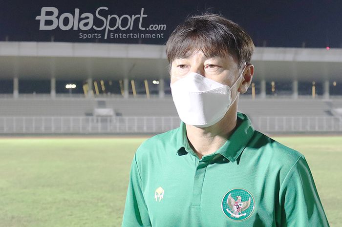 Pelatih timnas Indonesia, Shin Tae-yong, sedang memberikan keterangan kepada awak media di Stadion Madya, Senayan, Jakarta, 11 Mei 2021.