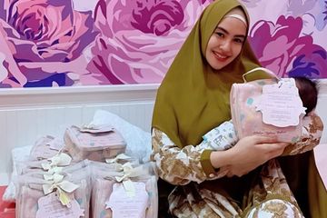 Baru Usia 12 Hari, Bayi Pertama Kartika Putri Sudah Bisa Sujud Salat