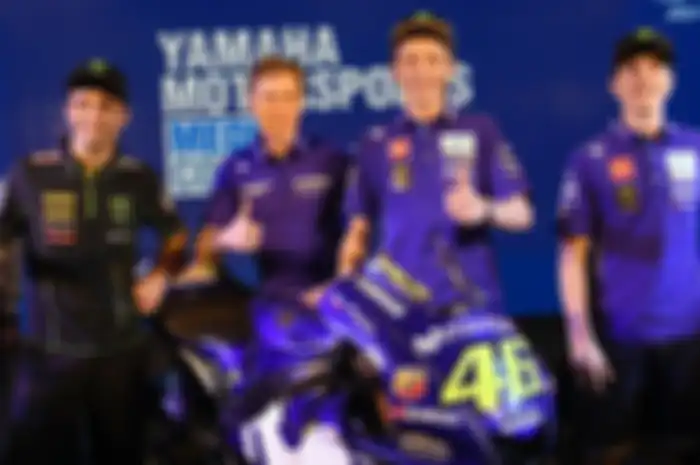 LIn Jarvis dikelilingi Johan Zarco, Valentino Rossi dan Maverick Vinales
