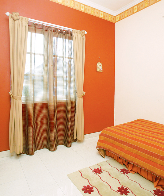 Kamar tidur perempuan identik dengan warna merah muda