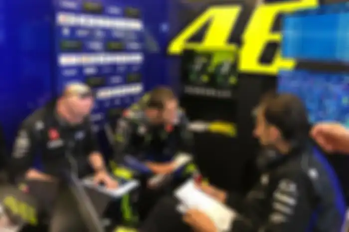 Silvano Galbusera (kiri) crew chief Valentino Rossi yakin bila bisa kasih setting motor bagus mampu raih titel juara dunia ke-10