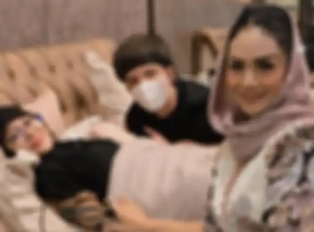 Krisdayanti saat jenguk Aurel Hermansyah