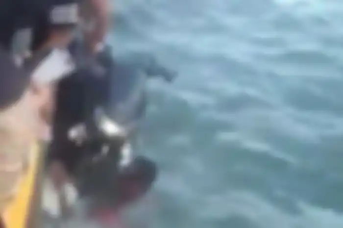 Yamaha NMAX masuk ke dalam laut.