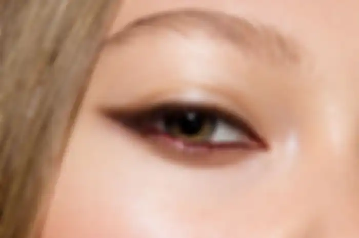 Memakai eyeliner cokelat